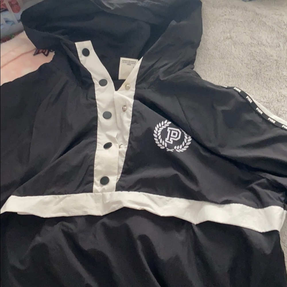 Pink windbreaker with zipper and buttons